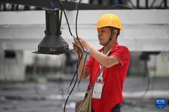 4月4日，工作人員在海南國際會展中心內(nèi)布設(shè)燈光。