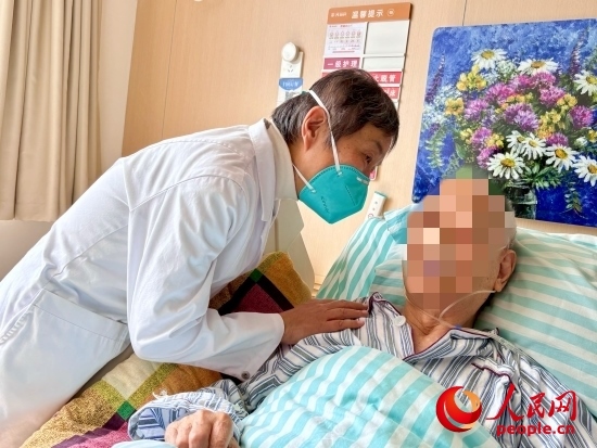 秦苑查房時(shí)詢問(wèn)患者情況。人民網(wǎng) 陳葉欣攝