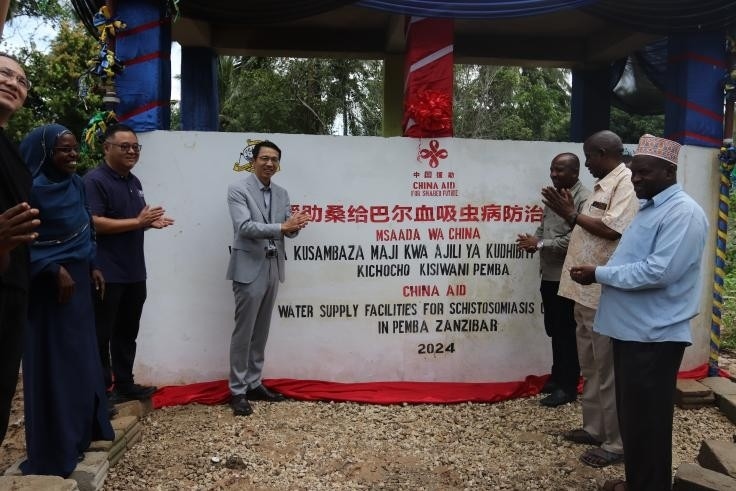 中國援助桑給巴爾血吸蟲病防治技術項目安全供水工程揭牌儀式日前在當?shù)嘏e行。 施亮攝