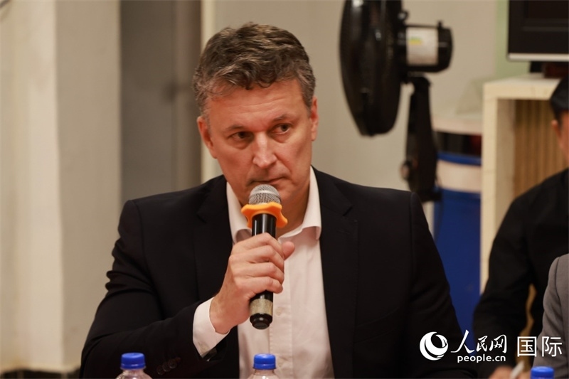 巴西中國友好協(xié)會(huì)主席恩里克·達(dá)諾布雷加在座談會(huì)上致辭。人民網(wǎng)記者 陳海琪攝