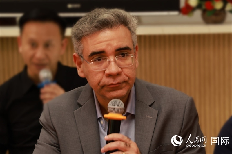 巴西弗魯米嫩塞聯(lián)邦大學(xué)教授、中國問題專家埃萬德羅·卡瓦略在座談會(huì)上致辭。人民網(wǎng)記者 陳海琪攝