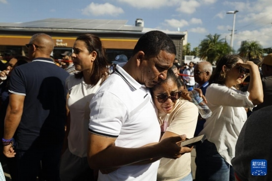  4月8日，人們聚集在多米尼加首都圣多明各的夜總會屋頂坍塌事故現(xiàn)場附近。新華社發(fā)