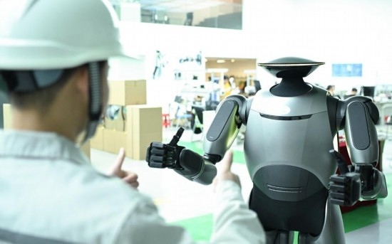 在廣汽研究院，人形機(jī)器人團(tuán)隊(duì)的周仁義在演示GoMate機(jī)器人互動(dòng)功能（新華社記者 鄧華 攝）