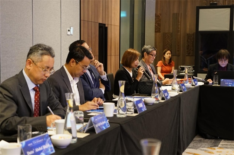 《南洋商報(bào)》總編輯羅依薇（左四）進(jìn)行致辭。林俊揚(yáng)攝