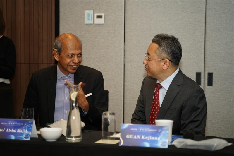 分享會(huì)現(xiàn)場(chǎng)，中方記者同與會(huì)代表進(jìn)行友好交流。林俊揚(yáng)攝