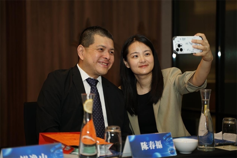 分享會(huì)上，中方記者同與會(huì)代表合影留念。林俊揚(yáng)攝