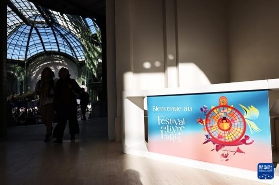 4月11日，人們在法國巴黎大皇宮參加2025巴黎書展。新華社記者 高靜 攝