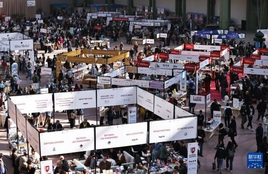 4月11日，人們在法國巴黎大皇宮參加2025巴黎書展。新華社記者 高靜 攝