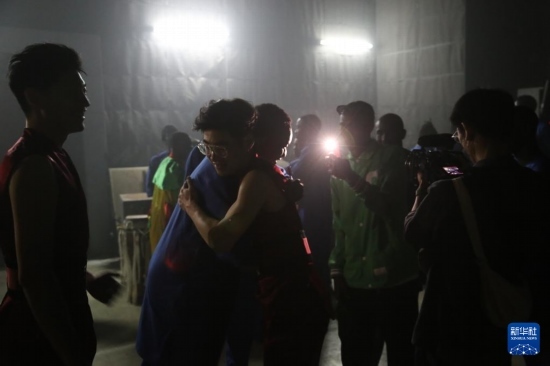 4月10日，在塞內(nèi)加爾首都達(dá)喀爾的國家大劇院，中央音樂學(xué)院進(jìn)擊打擊樂團(tuán)成員與塞內(nèi)加爾杜杜·恩迪亞耶·羅斯打擊樂團(tuán)成員在演出后臺(tái)擁抱。新華社記者 司源 攝