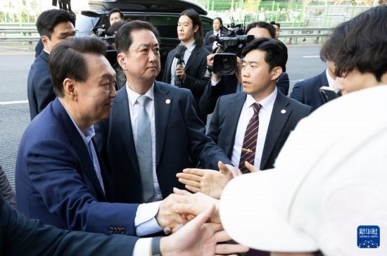 4月11日，韓國前總統(tǒng)尹錫悅（左一）在離開首爾漢南洞官邸時與支持者握手。新華社發(fā)（全休相攝）