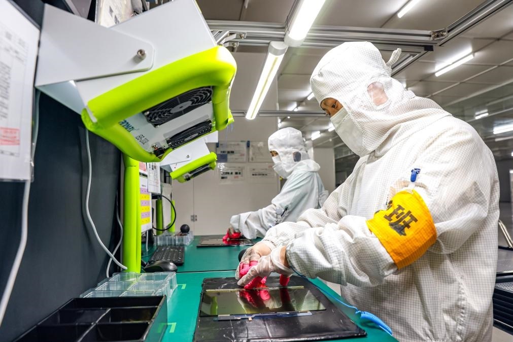 3月27日，在位于寧夏賀蘭工業(yè)園區(qū)的湯姆森電氣有限公司生產(chǎn)車間內(nèi)，工作人員制作硅膠絕緣護(hù)套。新華社記者 楊植森 攝