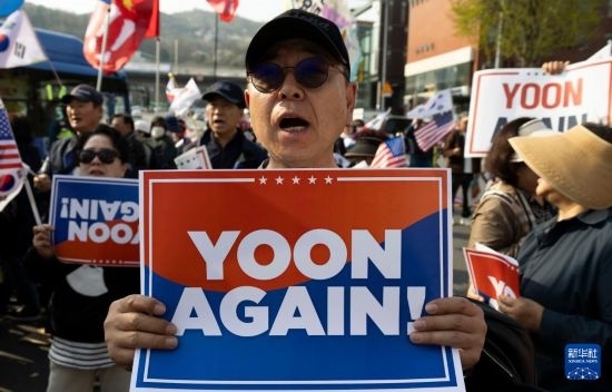 4月11日，在韓國首爾漢南洞官邸附近，支持者為韓國前總統(tǒng)尹錫悅送行。新華社發(fā)（全休相攝）