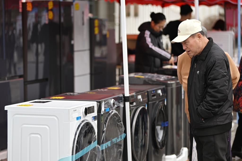 3月28日，天津市北辰區(qū)舉行2025年消費(fèi)品以舊換新惠民服務(wù)活動(dòng)，吸引眾多市民前來(lái)選購(gòu)。新華社記者 李然 攝