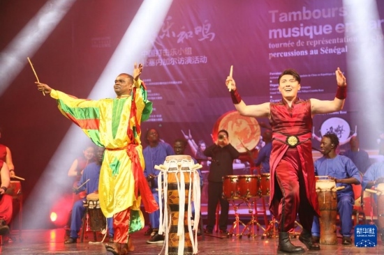 4月10日，在塞內(nèi)加爾首都達(dá)喀爾的國家大劇院，中央音樂學(xué)院進(jìn)擊打擊樂團(tuán)與塞內(nèi)加爾杜杜·恩迪亞耶·羅斯打擊樂團(tuán)同臺(tái)演出。新華社記者 司源 攝