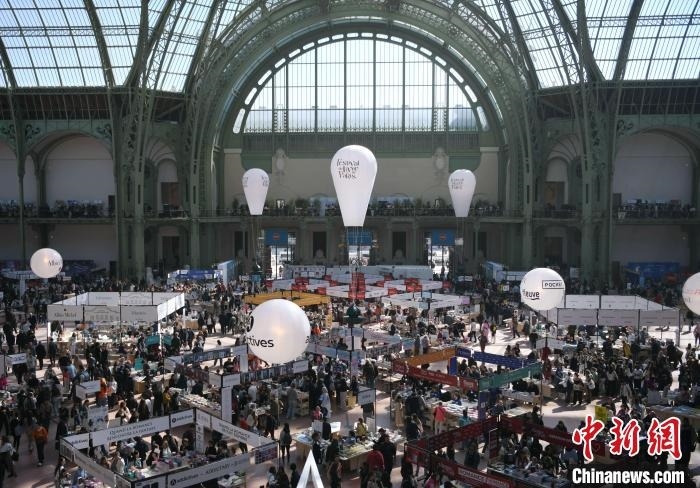 當(dāng)?shù)貢r間4月11日，2025年巴黎圖書節(jié)在巴黎大皇宮揭幕。圖為巴黎大皇宮的圖書節(jié)現(xiàn)場。中新社記者 李洋 攝