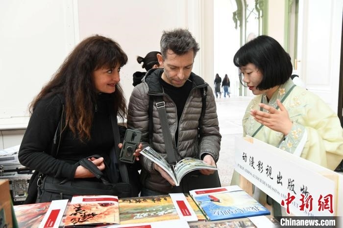 當(dāng)?shù)貢r間4月11日，2025年巴黎圖書節(jié)在巴黎大皇宮揭幕。中國出版代表團攜千余種中國精品圖書亮相展會。 中新社記者 李洋 攝