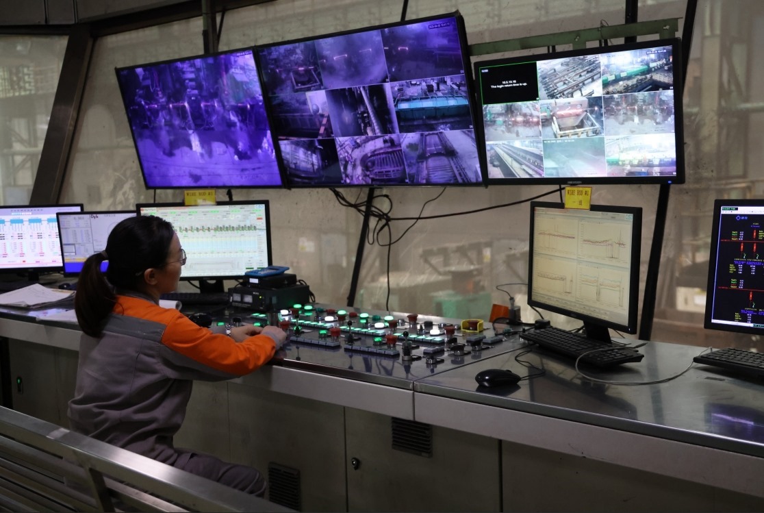 工作人員在馬中關(guān)丹產(chǎn)業(yè)園內(nèi)的聯(lián)合鋼鐵生產(chǎn)車間內(nèi)工作。（人民日報記者楊一 攝）