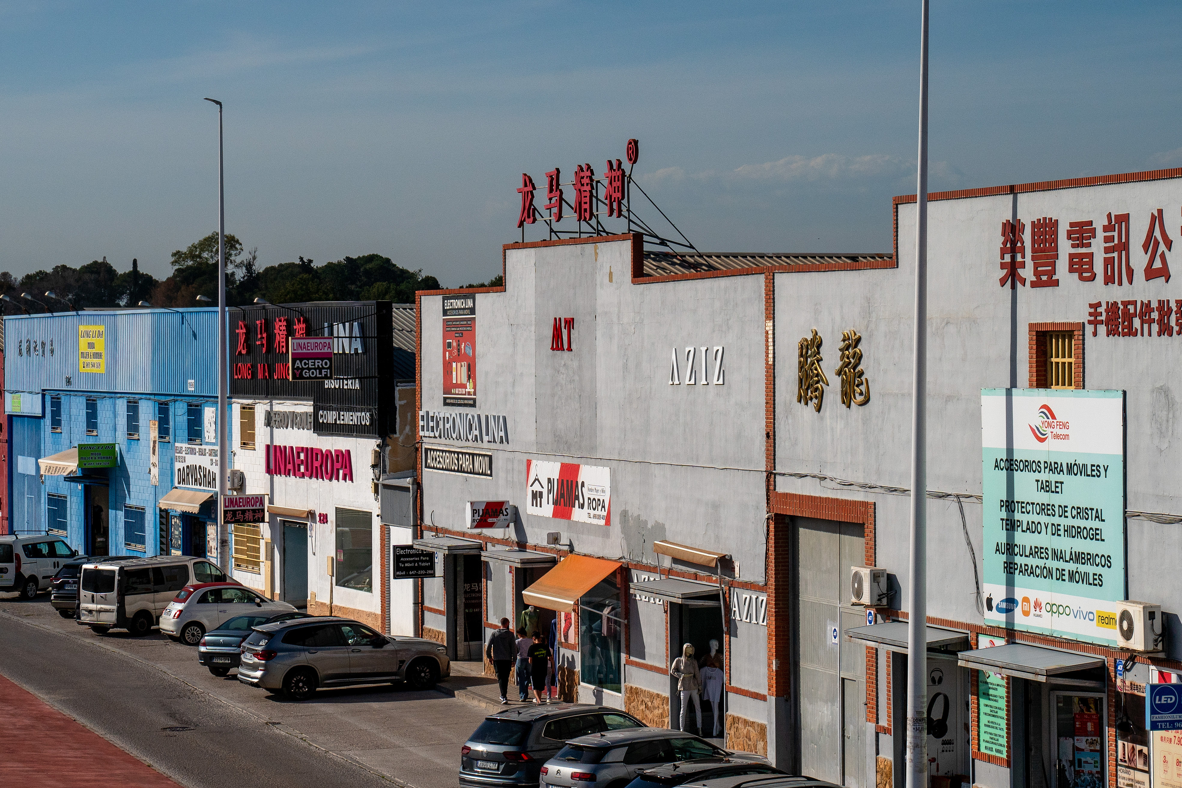 當(dāng)?shù)貢r間2025年4月10日，西班牙瓦倫西亞國際機場附近的中資批發(fā)零售商店。