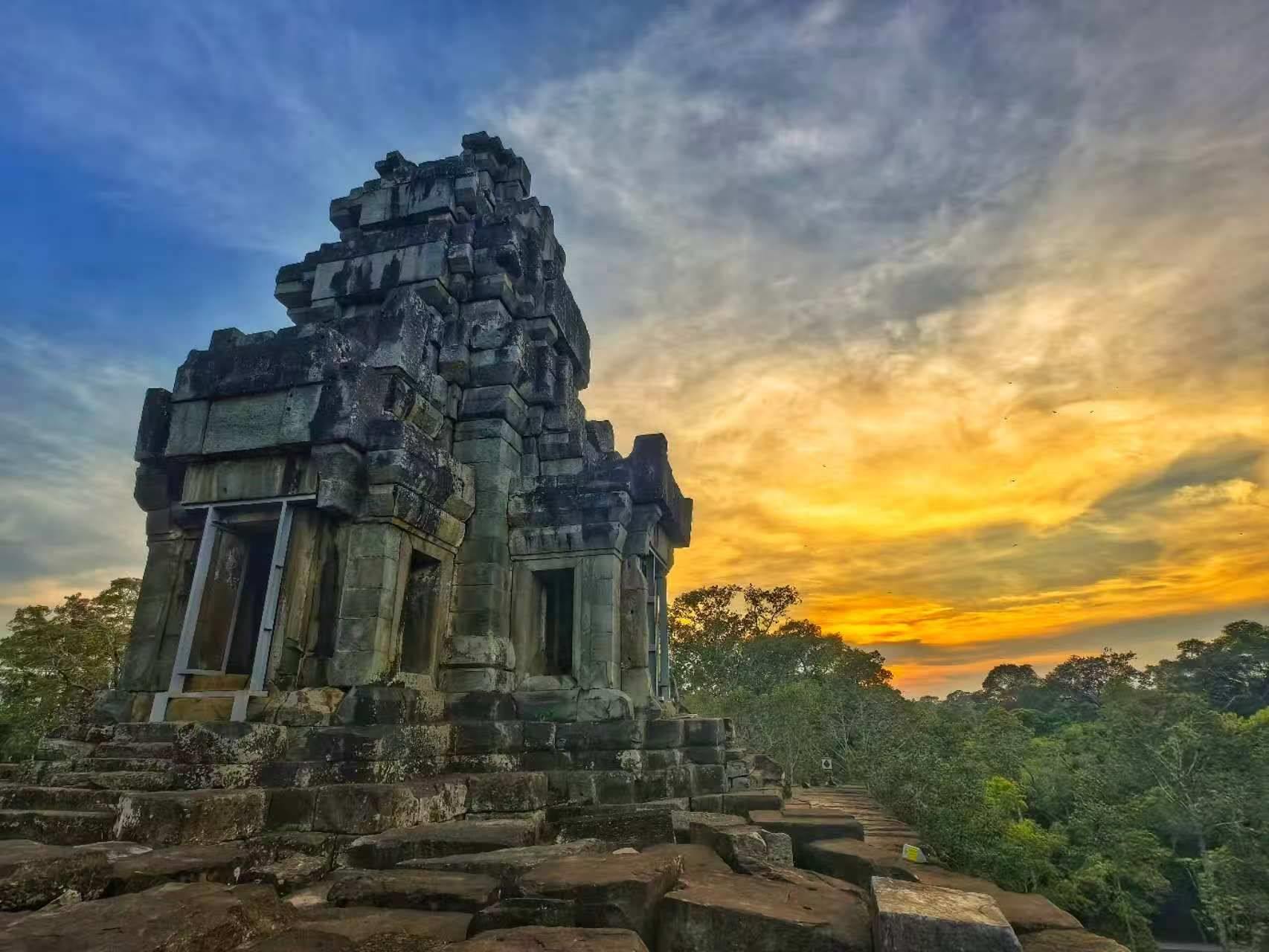 由中國專家修復(fù)的茶膠寺最高處的砂巖塔。（人民日報記者強薇 攝）