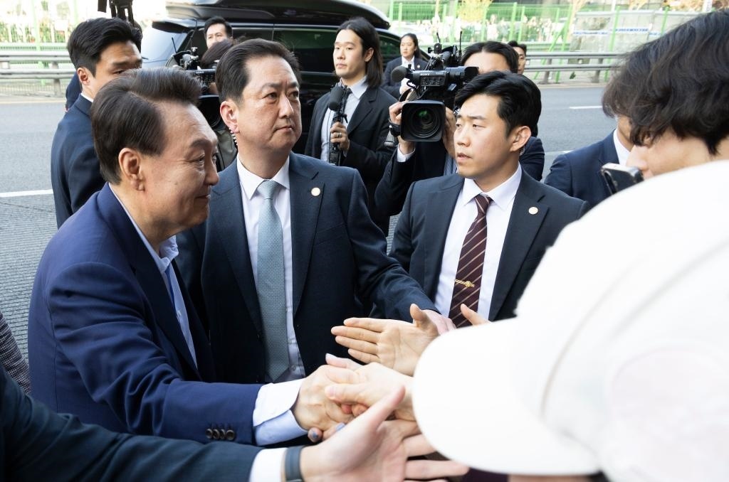 4月11日，韓國(guó)前總統(tǒng)尹錫悅（左一）在離開首爾漢南洞官邸時(shí)與支持者握手。新華社發(fā)（全休相攝）