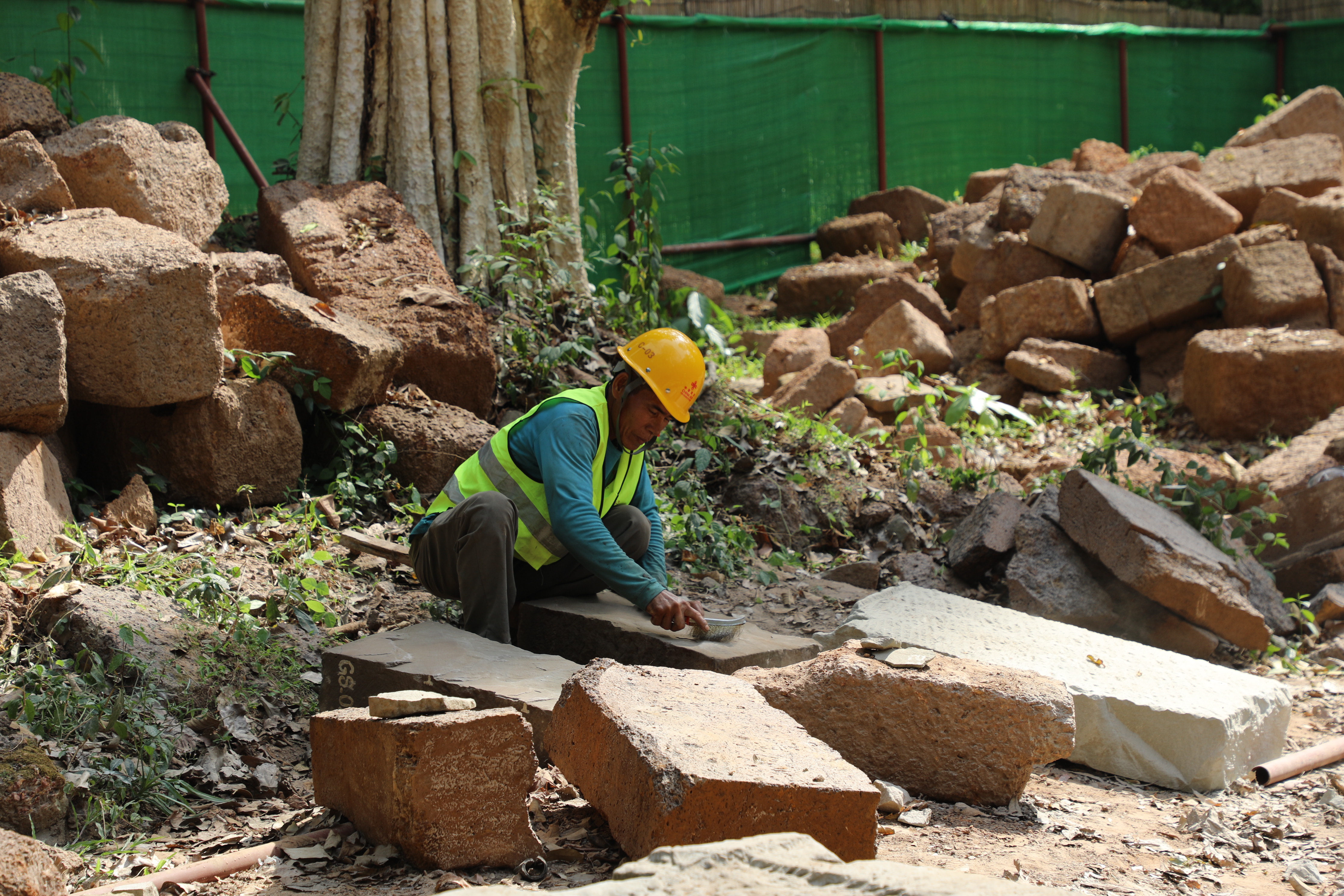 一名柬埔寨工人正在王宮遺址修復(fù)現(xiàn)場工作。（人民日報記者曹師韻 攝）