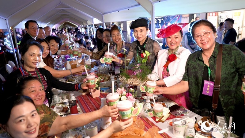 海外華僑在活動現(xiàn)場品嘗“家鄉(xiāng)味”。人民網(wǎng)記者 符武平攝