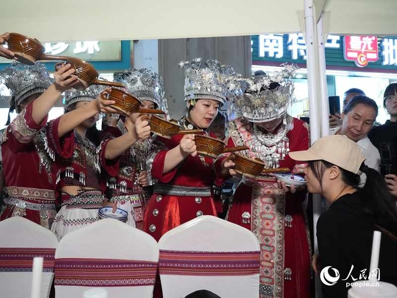 游客體驗互動演出《高山流水》。人民網(wǎng)記者 張力洋攝