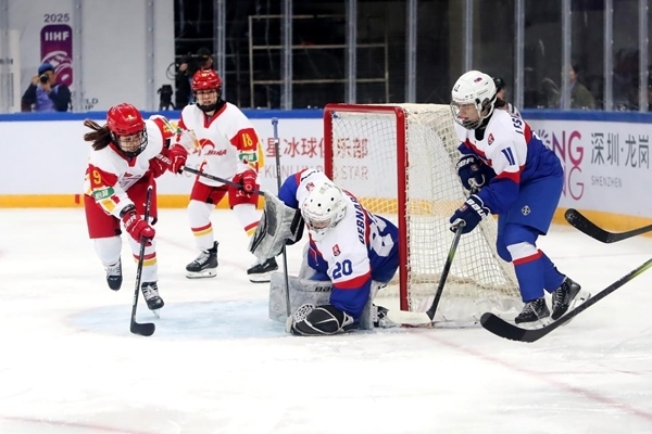 中國(guó)隊(duì)球員孔明會(huì)(左一)射門。圖片來源：中國(guó)冰球協(xié)會(huì)