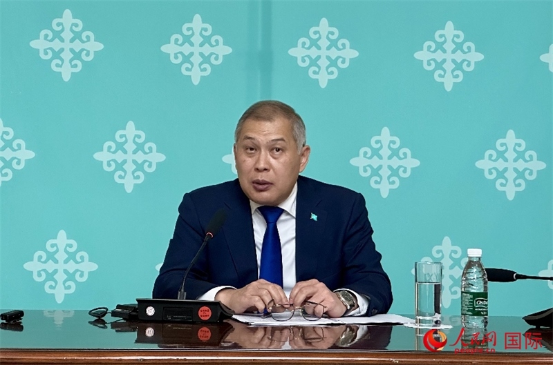 哈薩克斯坦駐華大使沙赫拉特·努雷舍夫在哈駐華大使館舉辦新聞發(fā)布會(huì)。人民網(wǎng)阿爾達(dá)克 攝