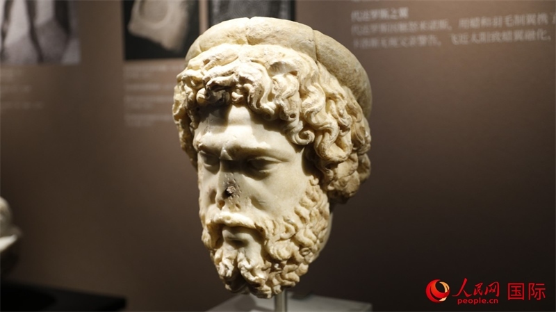 阿斯克勒庇俄斯大理石頭像。4月14日，來(lái)自希臘伊拉克利翁考古博物館的文物在故宮博物院展出。（人民網(wǎng) 張澤宇攝）