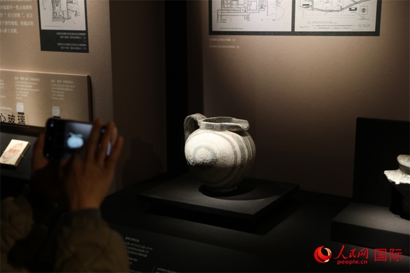 參觀者在拍攝。4月14日，來(lái)自希臘伊拉克利翁考古博物館的文物在故宮博物院展出。（人民網(wǎng) 張澤宇攝）