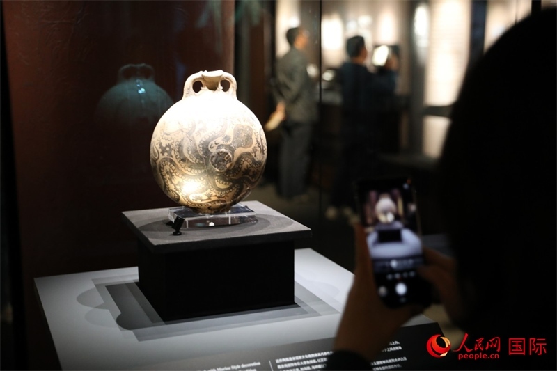 參觀者在拍攝。4月14日，來(lái)自希臘伊拉克利翁考古博物館的文物在故宮博物院展出。（人民網(wǎng) 張澤宇攝）