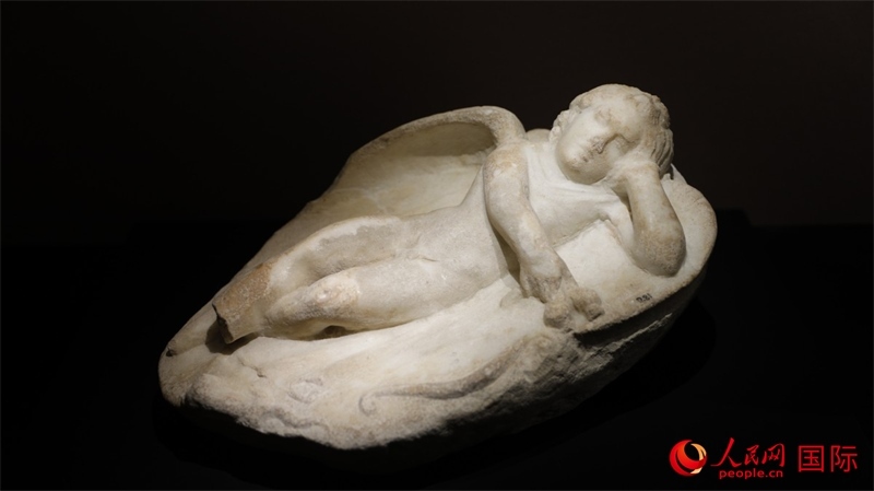 沉睡的厄洛斯大理石浮雕。4月14日，來(lái)自希臘伊拉克利翁考古博物館的文物在故宮博物院展出。（人民網(wǎng) 張澤宇攝）