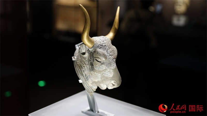 公牛頭型綠泥石來(lái)通杯。4月14日，來(lái)自希臘伊拉克利翁考古博物館的文物在故宮博物院展出。（人民網(wǎng) 張澤宇攝）