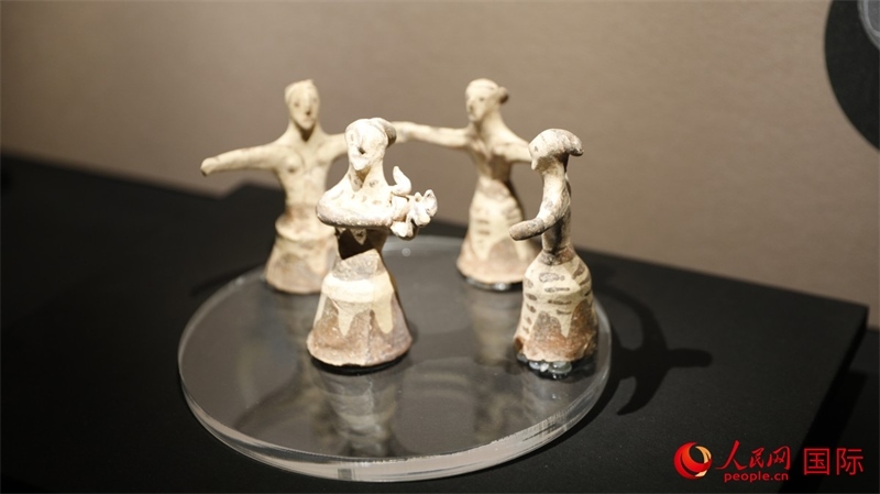 舞蹈者與音樂家雕塑群像。4月14日，來(lái)自希臘伊拉克利翁考古博物館的文物在故宮博物院展出。（人民網(wǎng) 張澤宇攝）
