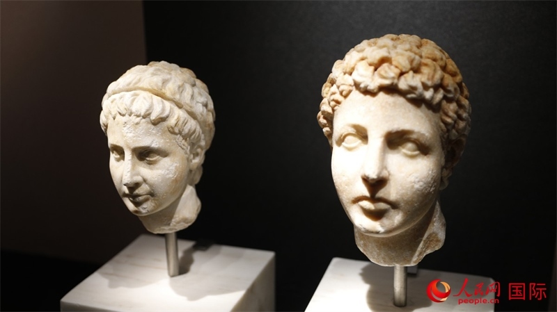 兄弟大理石頭像。4月14日，來(lái)自希臘伊拉克利翁考古博物館的文物在故宮博物院展出。（人民網(wǎng) 張澤宇攝）