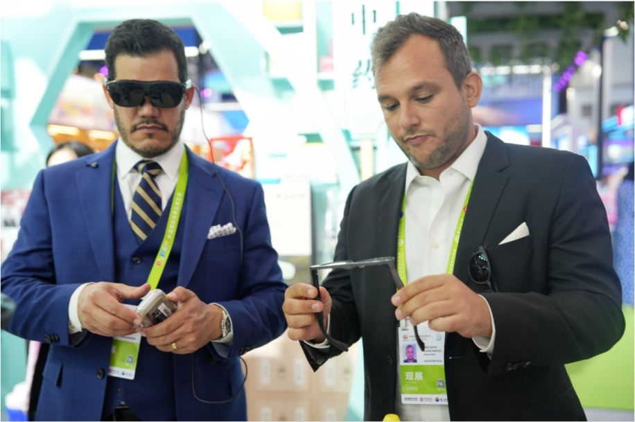 觀展嘉賓體驗科技消費新產(chǎn)品。中國國際消費品博覽會組委會網(wǎng)上新聞中心供圖