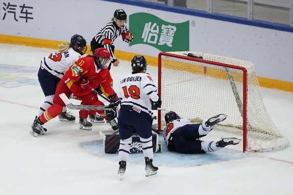 中國隊球員曲樂(左二)破門得分。圖片來源：中國冰球協(xié)會 此役中國隊首發(fā)陣容是詹佳慧、于柏巍、孔明會、趙啟男、曲樂、方新。比賽進(jìn)行至2分43秒，荷蘭隊率先取得進(jìn)球，1:0領(lǐng)先。失球后的中國隊打得更加積極主動，多次獲得射門機(jī)會，但可惜沒有破門得分。 第二節(jié)39分34秒，中國隊曲樂在王佳欣和孔明會的助攻下破門，將比分扳平，這也是中國隊在本屆賽事中取得的首個進(jìn)球。 末節(jié)43分42秒，荷蘭隊球員勾人犯規(guī)，被判罰任意球。中國隊張夢瑩執(zhí)行并打進(jìn)，2:1反超比分。最后階段，荷蘭隊撤下守門員，場上6人進(jìn)攻但未能進(jìn)球。最終，中國隊以2:1逆轉(zhuǎn)戰(zhàn)勝對手，取得本屆世錦賽首場勝利。 在昨日進(jìn)行的另外兩場比賽中，奧地利隊3:2力克斯洛伐克隊，法國隊2:1戰(zhàn)勝丹麥隊。三輪比賽過后，奧地利隊三戰(zhàn)全勝領(lǐng)跑積分榜，斯洛伐克隊和法國隊2勝1負(fù)分列二、三位，丹麥隊和中國隊1勝2負(fù)排在四至五位，荷蘭隊三戰(zhàn)皆負(fù)積分墊底。