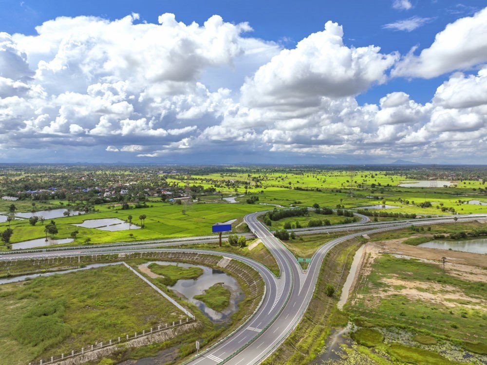 2024年9月25日在柬埔寨磅士卑省拍攝的金港高速公路（無(wú)人機(jī)照片）。連接柬埔寨首都金邊和最大深水海港西哈努克港的金港高速公路，是中柬共建“一帶一路”標(biāo)志性項(xiàng)目。