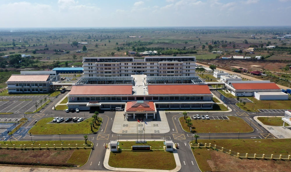 2022年2月17日在柬埔寨特本克蒙省新區(qū)拍攝的中國(guó)援柬埔寨特本克蒙省醫(yī)院。