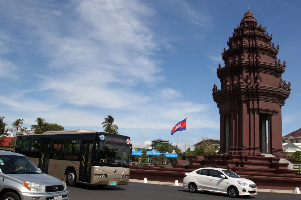 2018年1月5日，在柬埔寨金邊，一輛中國(guó)援助的“宇通”公交車(chē)經(jīng)過(guò)獨(dú)立紀(jì)念碑。