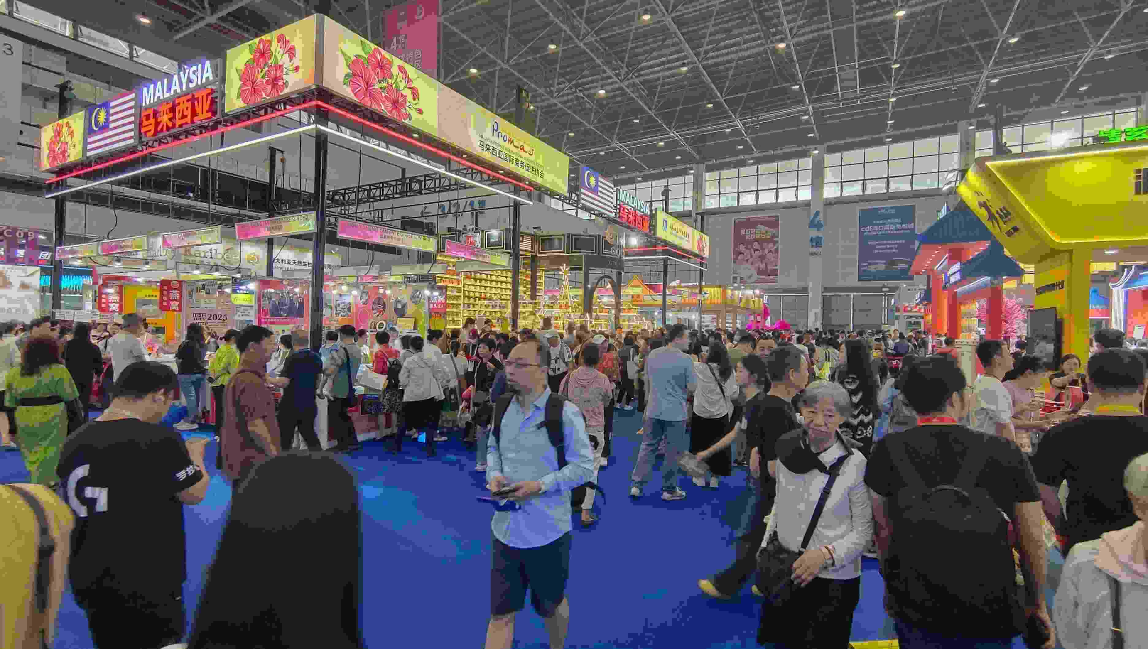 消博會迎來公眾開放日，眾多市民、客商來到展館參觀、購物。人民網(wǎng)記者 李彤攝