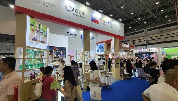 觀展者在各國展臺采購、咨詢。人民網(wǎng)記者 李彤攝