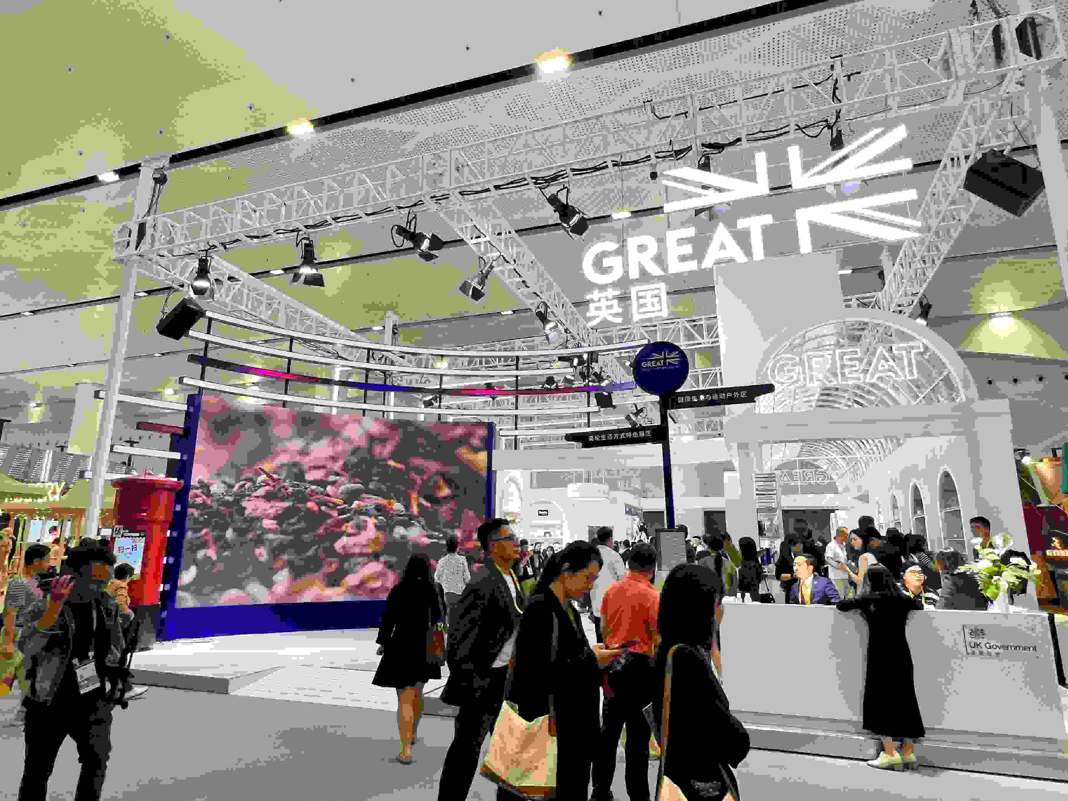 在消博會上，主賓國英國國家館開館。人民網(wǎng)記者 趙瞳攝