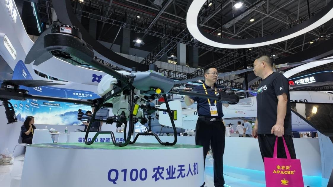 低空經(jīng)濟展區(qū)展出的農(nóng)業(yè)無人機裝備。人民網(wǎng) 歐陽易佳攝
