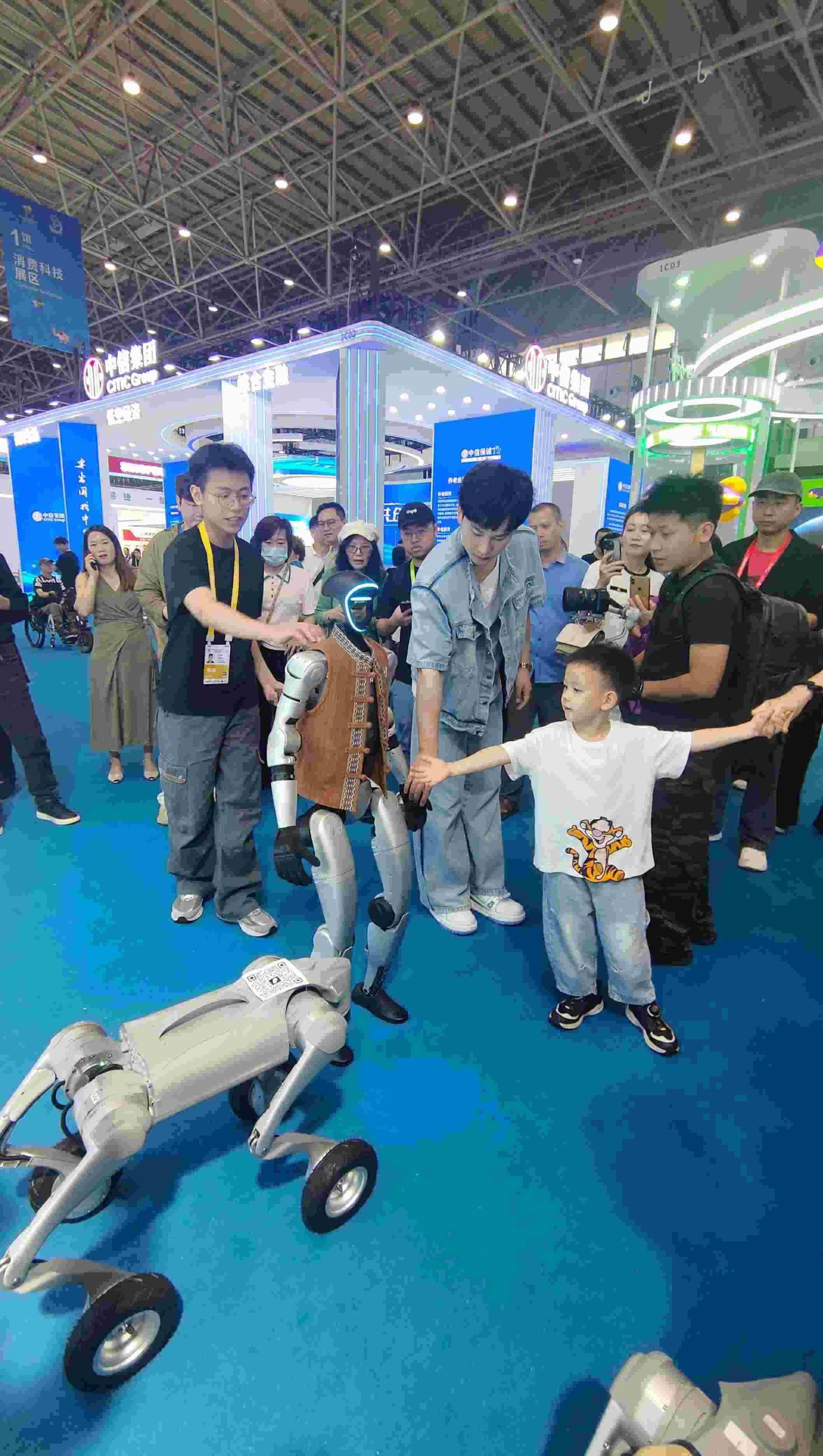 消博會現(xiàn)場，機器人等科技消費產(chǎn)品吸引觀展者駐足。人民網(wǎng)記者 李彤攝