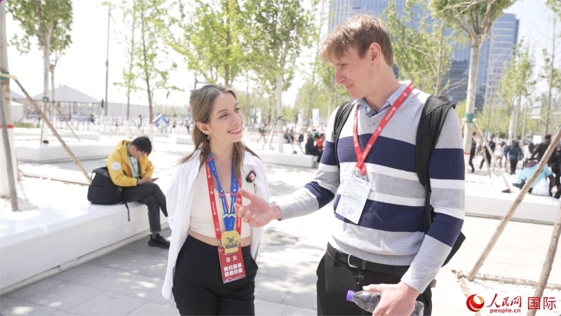 墨西哥的參賽選手阿蘭薩蘇?巴燕（左）與瑞士選手喬文韜。人民網(wǎng)記者 袁蒙攝