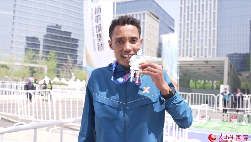 埃塞俄比亞選手圖魯·亞雷德·德梅克獲得本次大賽男子組亞軍。人民網(wǎng)記者 袁蒙攝