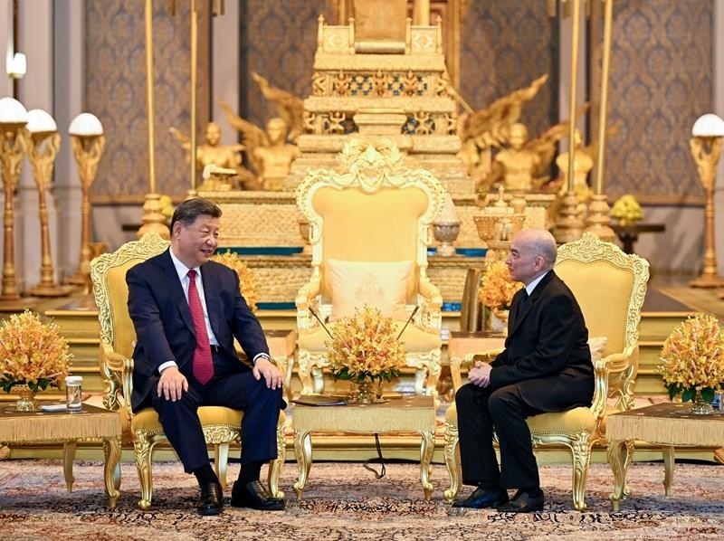 4月17日，柬埔寨國(guó)王西哈莫尼同習(xí)近平主席在金邊王宮舉行會(huì)見。