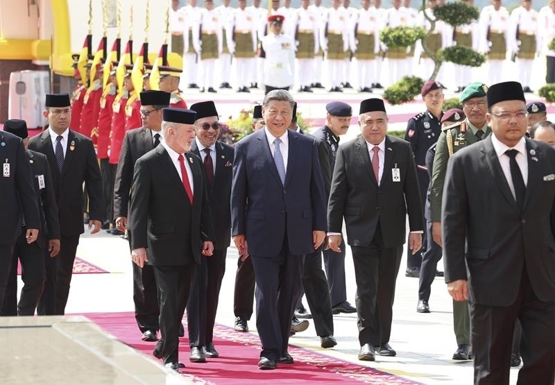 4月16日，馬來(lái)西亞最高元首易卜拉欣在馬來(lái)西亞國(guó)家王宮廣場(chǎng)為習(xí)近平主席舉行隆重歡迎儀式。